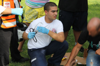 المسعف يوسف الكردي من يافا يُساعد سيدة على الولادة داخل سيارة أجرة وعبر الهاتف !